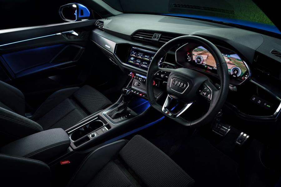 Интерьер Audi Q3 35 TFSI S-Line (8U) 2018 года  (UK) (фото 26 из 40)